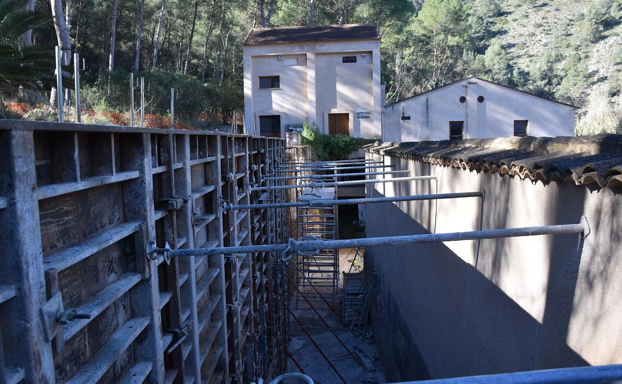 Obras que se están llevando a cabo en el muro junto a la Casa de la Llum. 