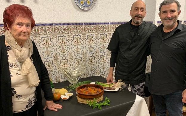 Equipo de Casa Rosario, con el bonítol al forn ya preparado. 