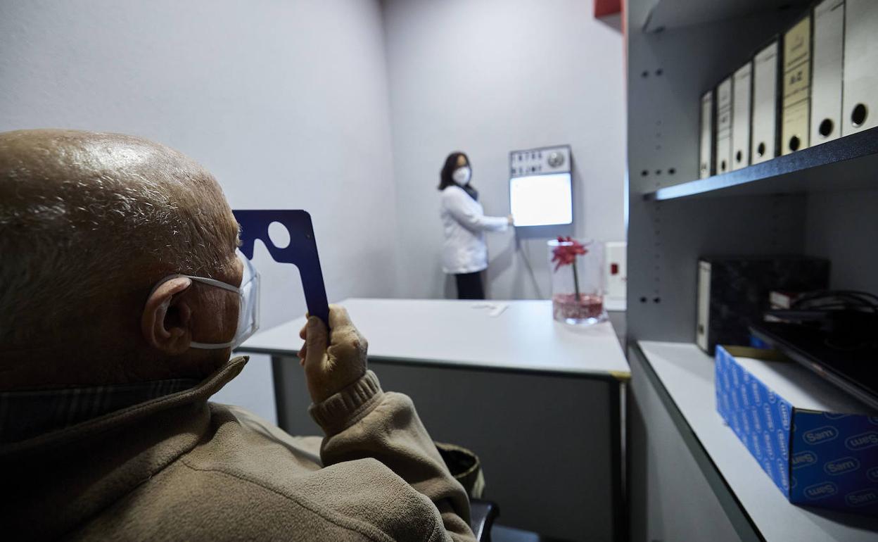 José Romero, este martes, durante su revisión de capacidades para renovar el carné en el centro de reconocimiento Centromed de Valencia. 