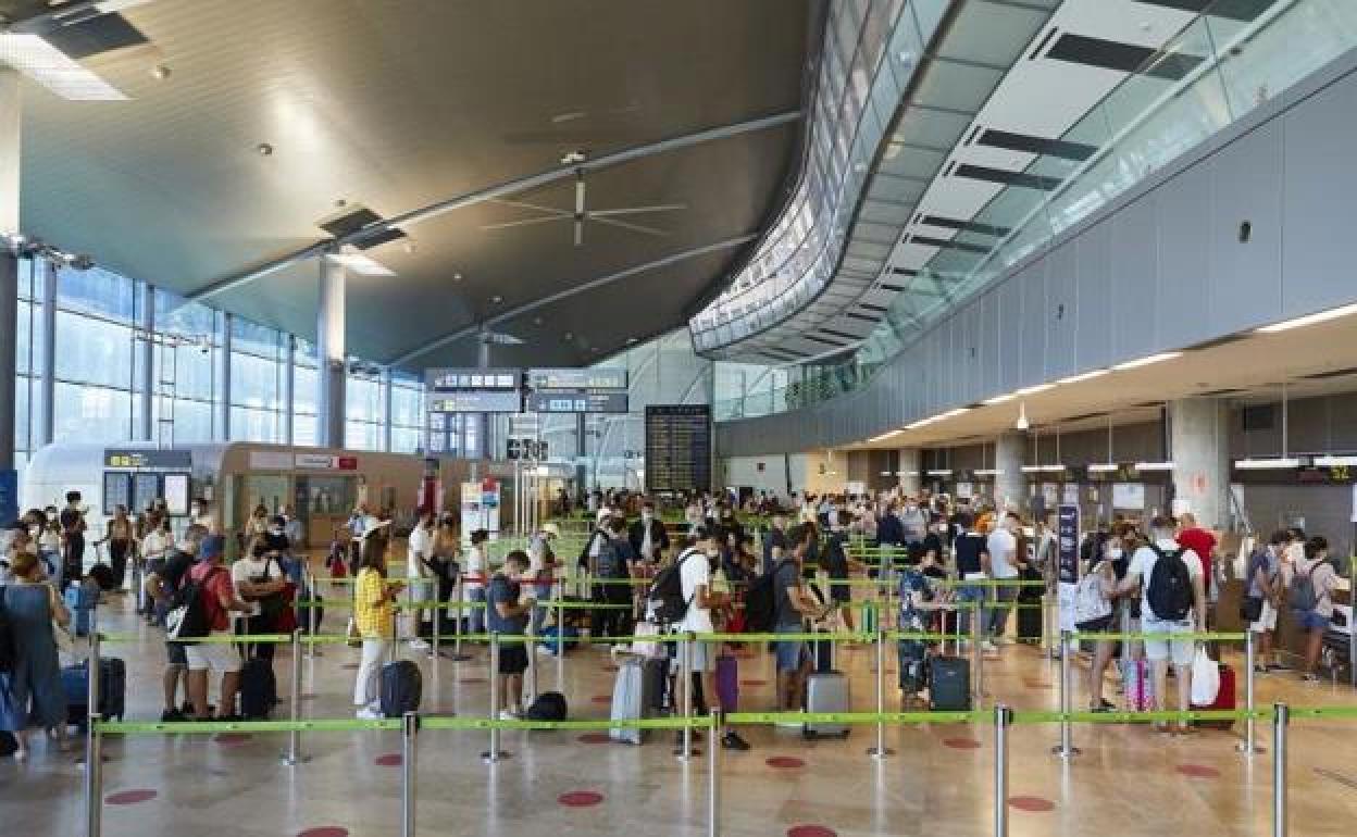 Terminal de salidas del aeropuerto de Manises.