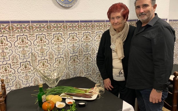 Rosario Castillo y su hijo Federido Millet, junto a los ingredientes para preparar bonítol al forn.