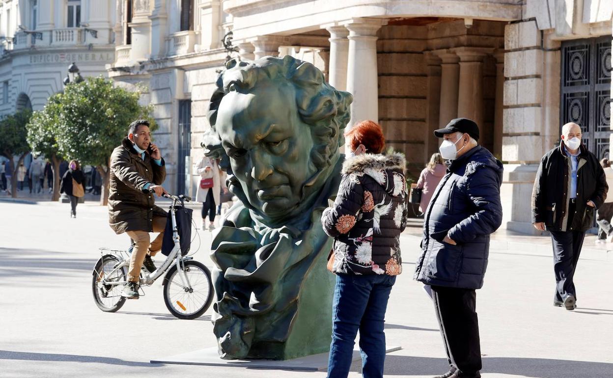 Visita las 12 réplicas gigantes del premio Goya