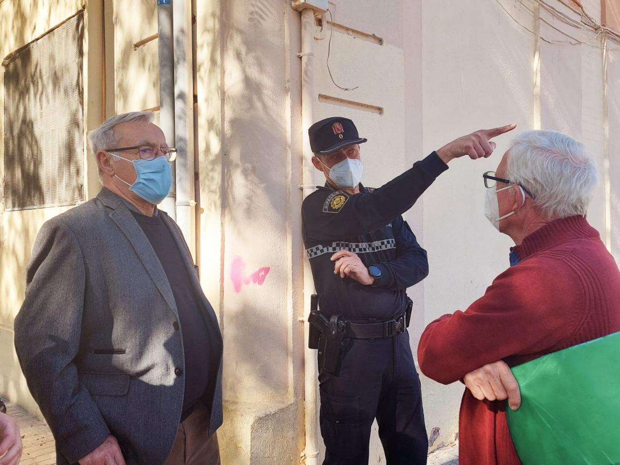 Ribó, en la visita llevada a cabo con un representante de la asociación vecinal y un agente de la Policía Local, a las Casitas Rosa. 