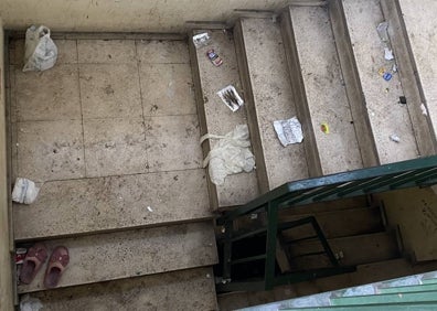 Imagen secundaria 1 - Joaquín Otero, presidente de la asociación de vecinos de Fuensanta muestra los restos de heces, papelinas y cervezas. 