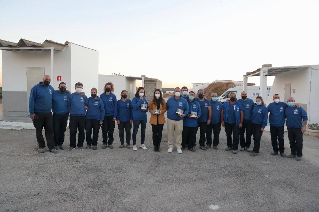 La Fallera Mayor de Valencia, Carmen Martín Carbonell, ha visitado este miércoles la fábrica de Pirotecnia del Mediterráneo, ubicada en Vilamarxant. La empresa es la encargada este año de la fabricación de los 'tro de bac' de la macrodespertà que hará retronar la ciudad de Valencia el próximo 27 de febrero.