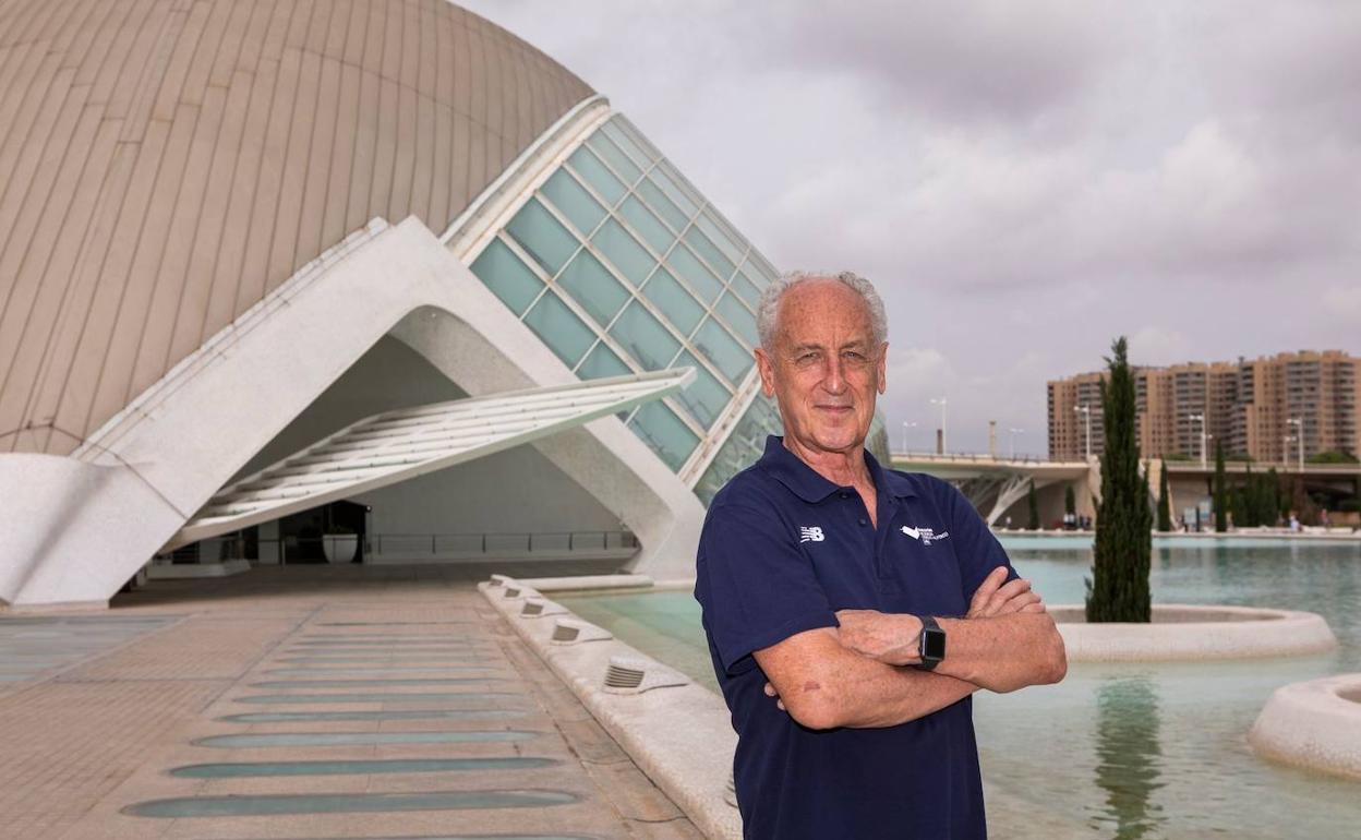 Paco Borao, junto al escenario de la nueva llegada del Maratón Valencia Trinidad Alfonso. 