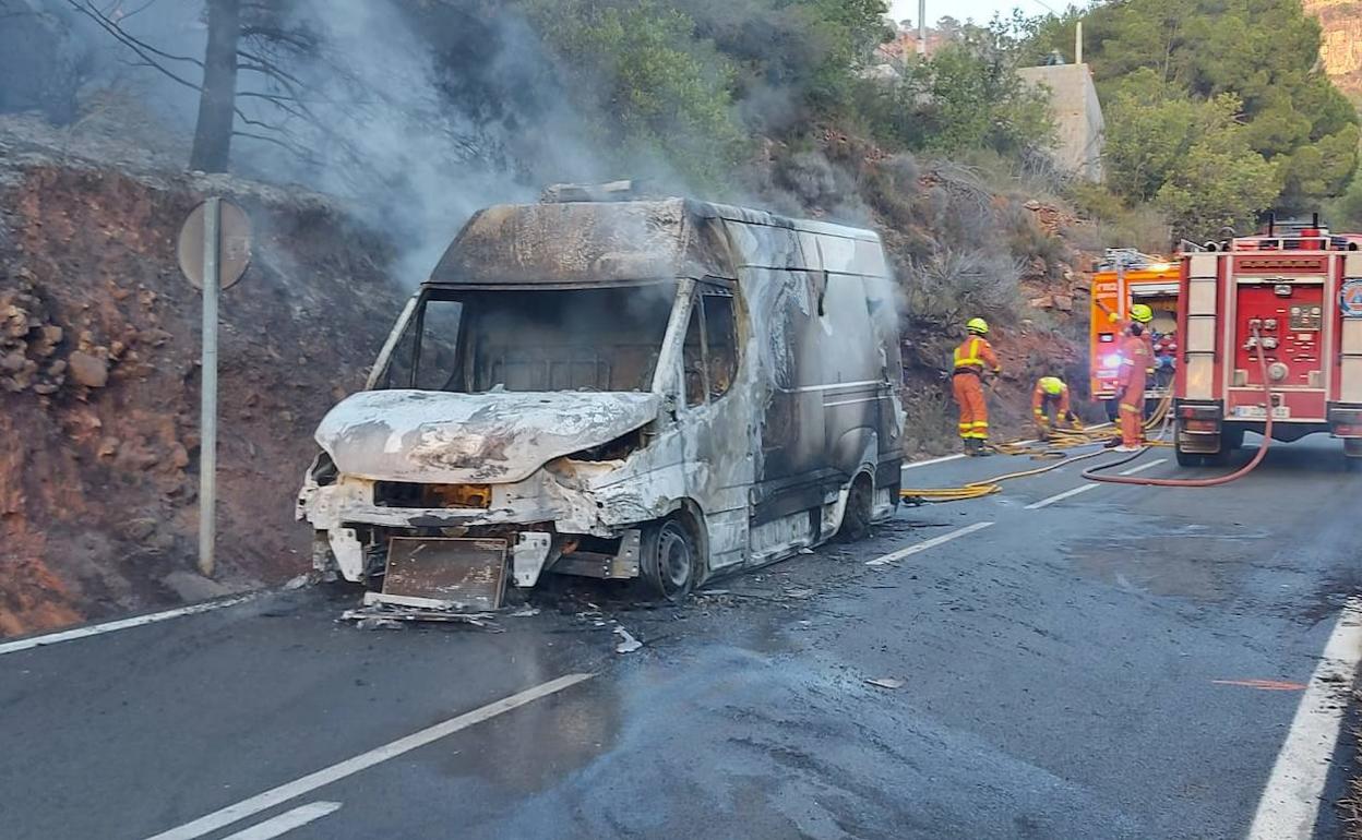 Vehículo que ha ardido y ha provocado el incendio forestal. 