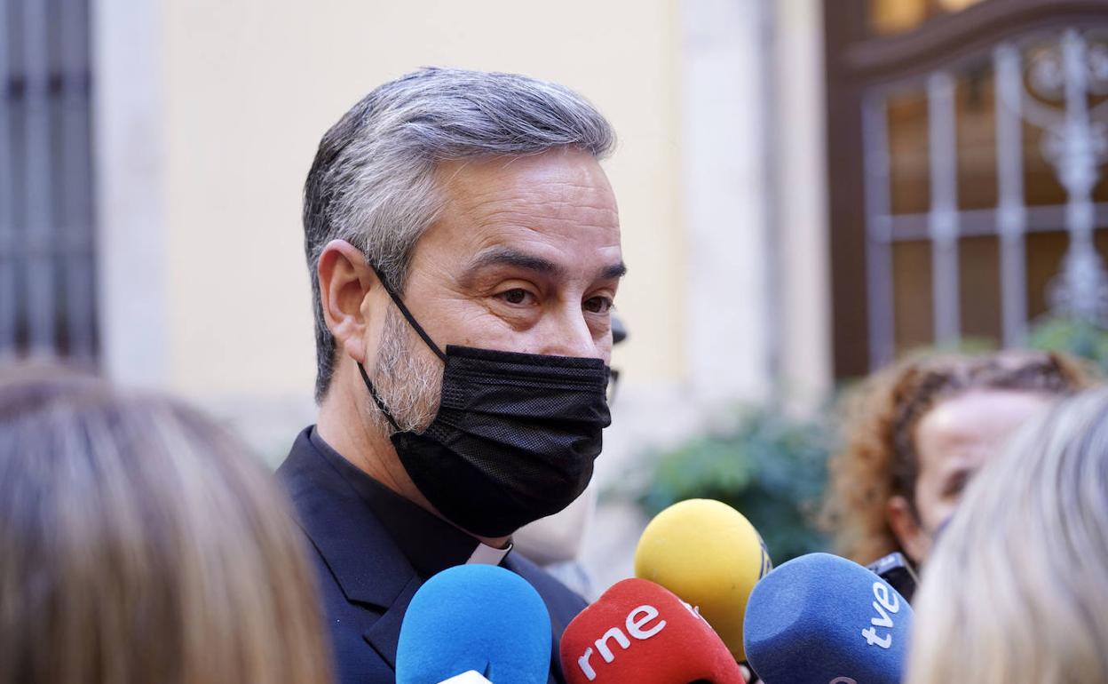 Daniel Tortosa atiende a los medios de comunicación. 