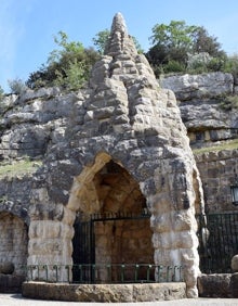 Imagen secundaria 2 - Arriba, la fuente antes de su remodelación en una imagen de época. A la izquierda, un camión antiguo sale de la embotelladora y, a la derecha, la fuente tras su remodelación. 