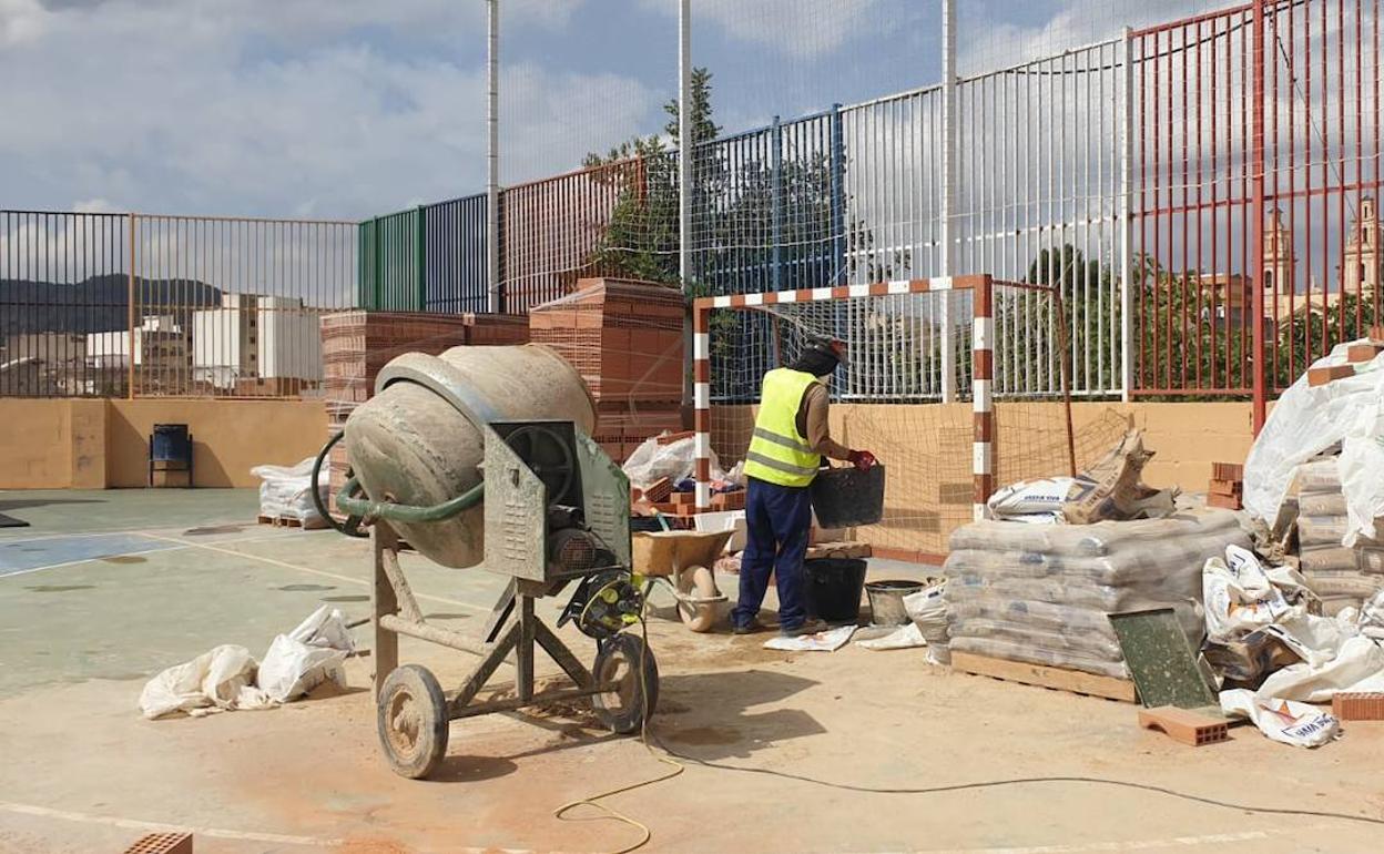 Un trabajador, en una instalación deportiva. 