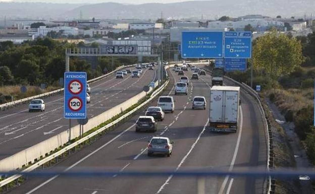 Los vehículos circulan por el bypass. 