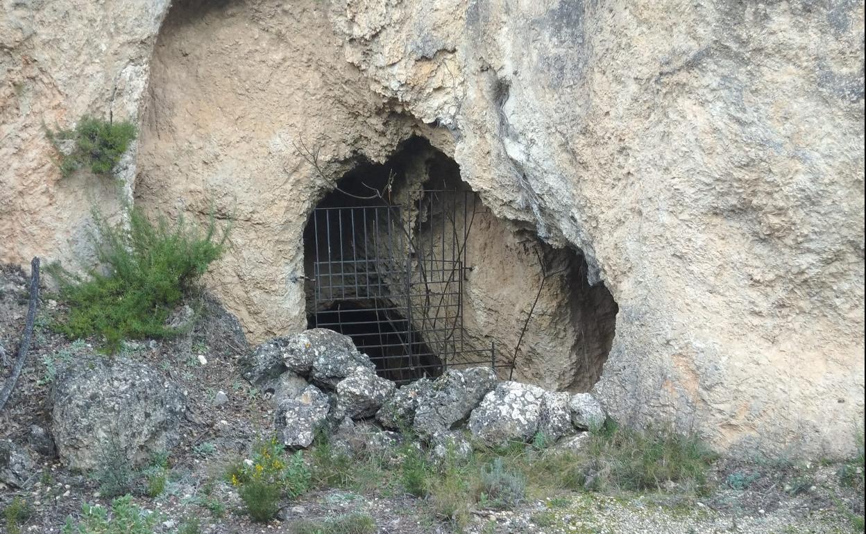 Una verja metálica franquea el acceso al yacimiento. 