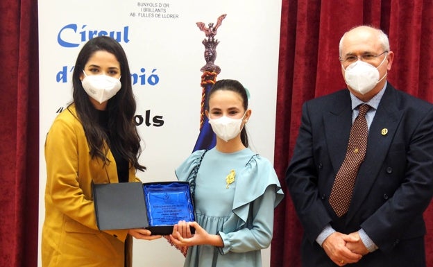 Juanjo Gimeno, presidente del Círcul d'Opinió, junto a las falleras mayores de Valencia, Carmen Martín y Nerea López. 