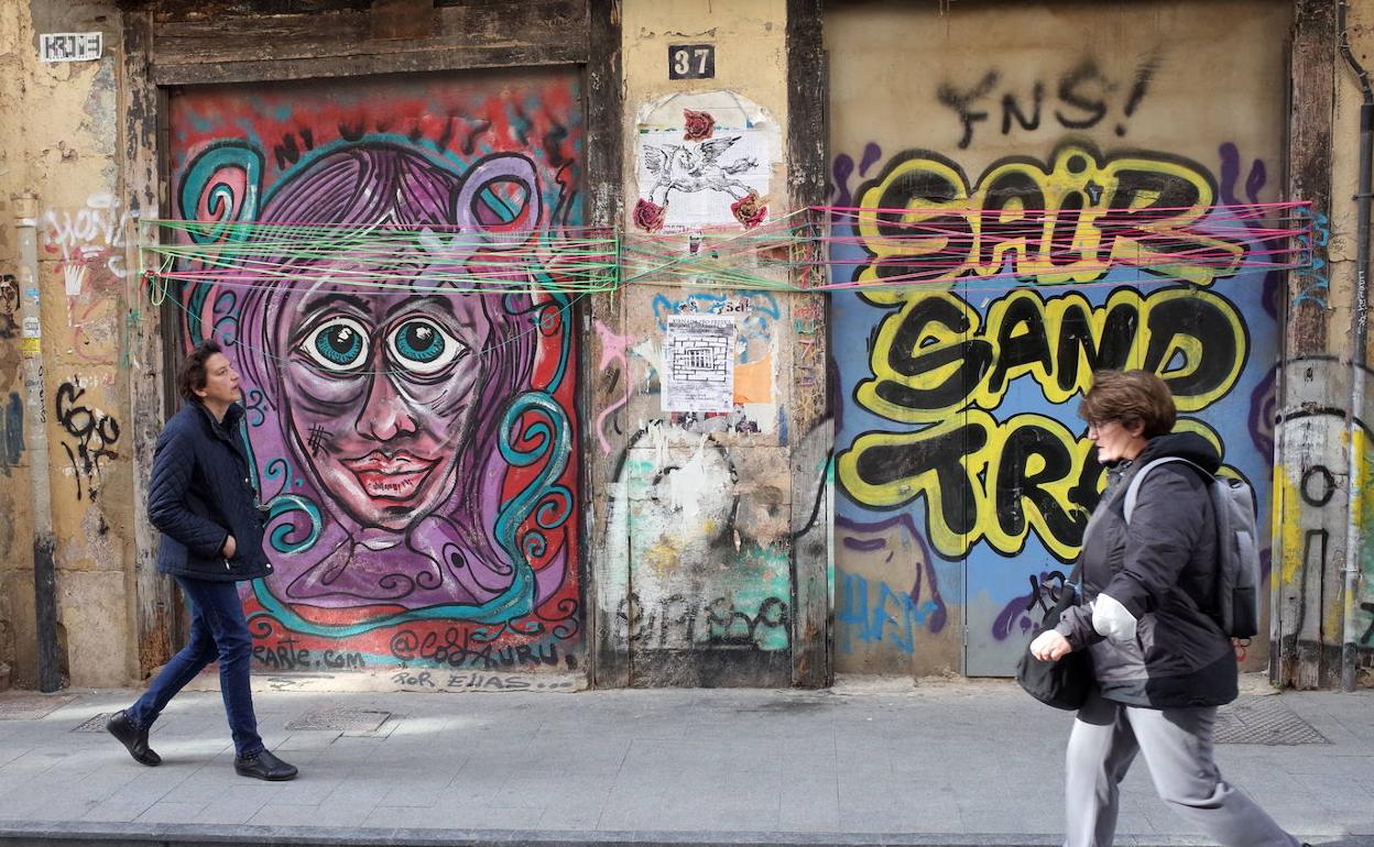 Viandantes por una calle del barrio del Carmen. 