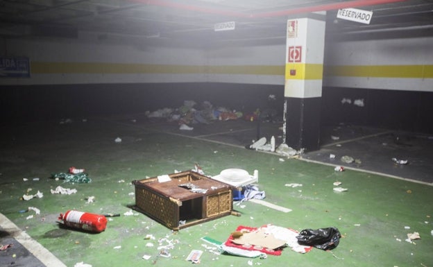 Basura en una segunda planta de sótano del aparcamiento de Tres Cruces. 