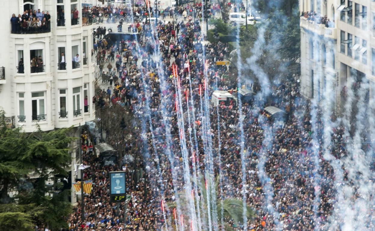 Mascletà en la plaza del Ayuntamiento. 