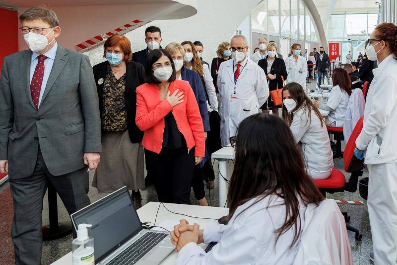 La ministra de Sanidad Carolina Darias visita junto a Ximo Puig el vacunódromo de la Ciudad de las Artes y las ciencias. 