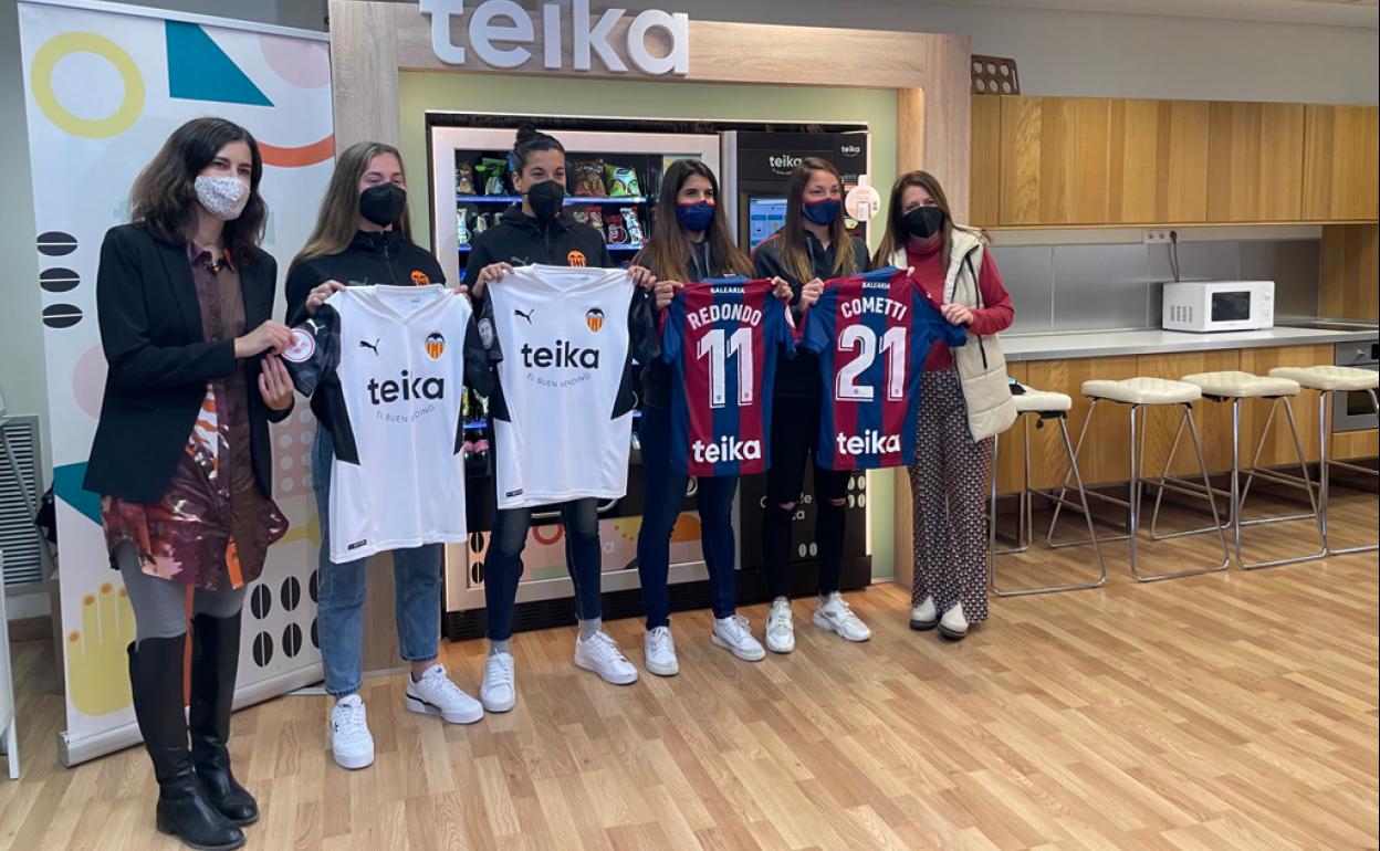 Jugadoras del Levante y el Valencia, posando en la rueda de prensa previa al derbi valenciano. 