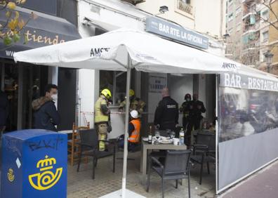 Imagen secundaria 1 - Techo derrumbado en cafetería | Varios heridos tras caer parte del techo de un bar en Valencia