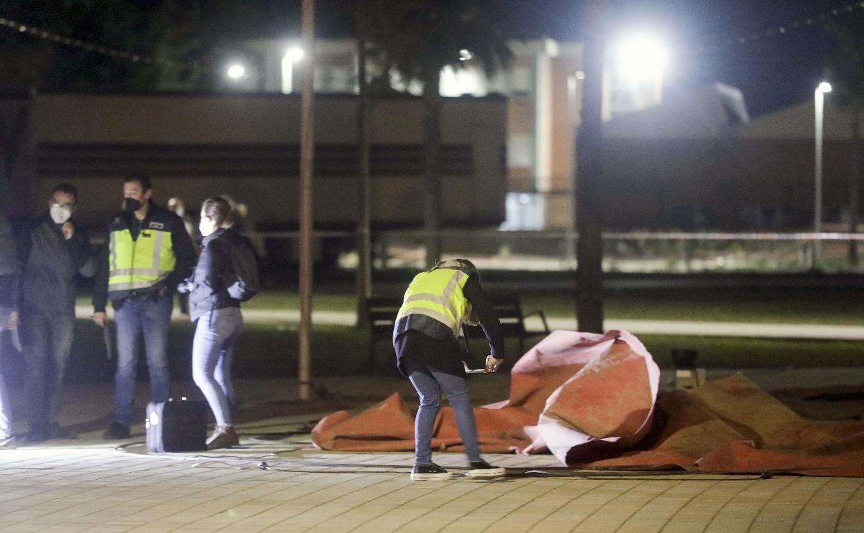 Policías nacionales examinan el castillo hinchable tras salir volando la atracción. 