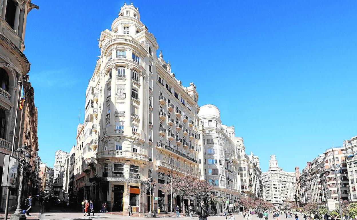 Emblemático edificio de la plaza del Ayuntamiento obra de Javier Goerlich. 