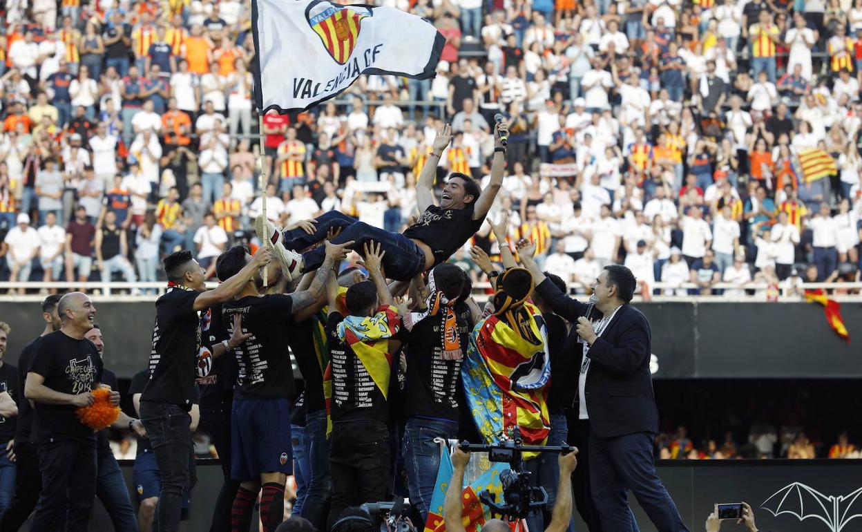  La plantilla del Valencia mantea a Marcelino García Toral en la celebración en Mestalla del título de la Copa de 2019. 