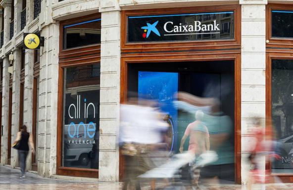 Caixabank envía un aviso a miles de clientes 