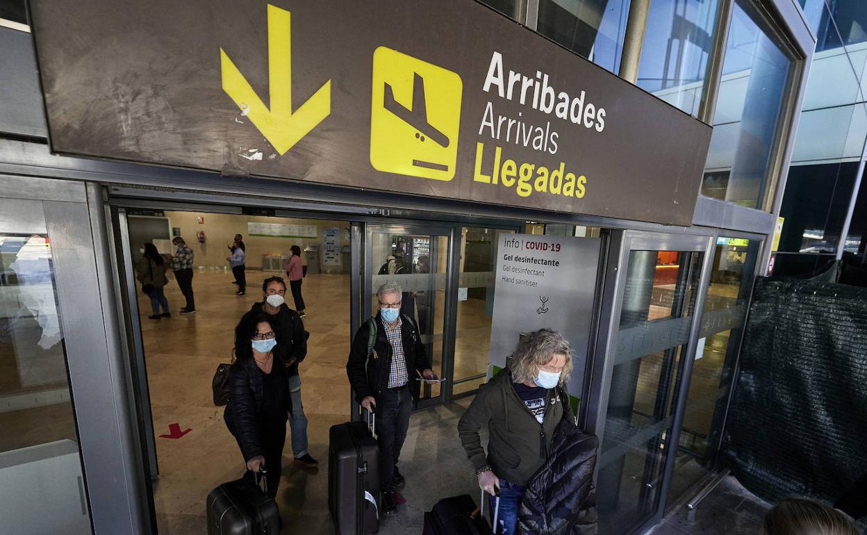 Turistas en el aeropuerto de Valencia. 