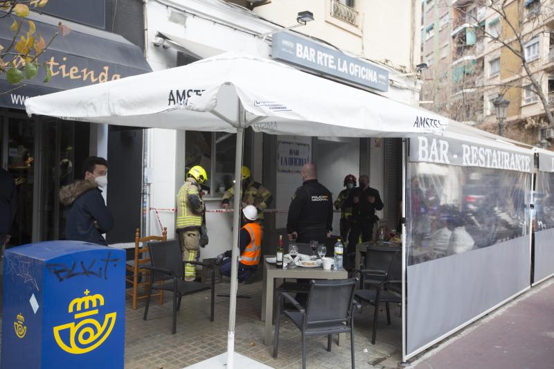 Un techo se ha desplomado en un bar en la calle Matías Perelló de Valencia. 