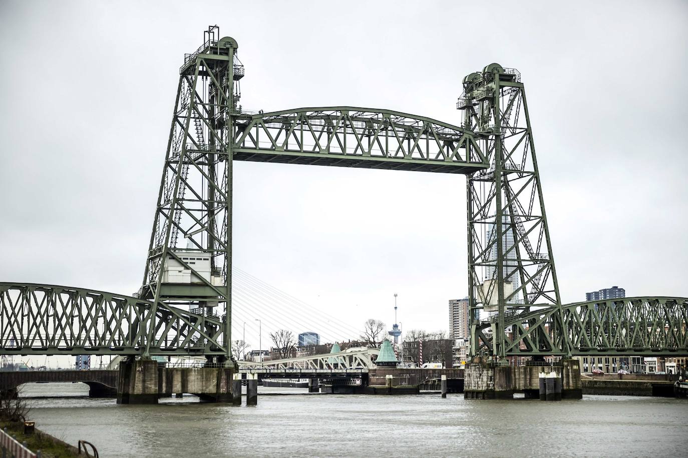 Fotos: El yate de Jeff Bezos obliga a desmontar un puente