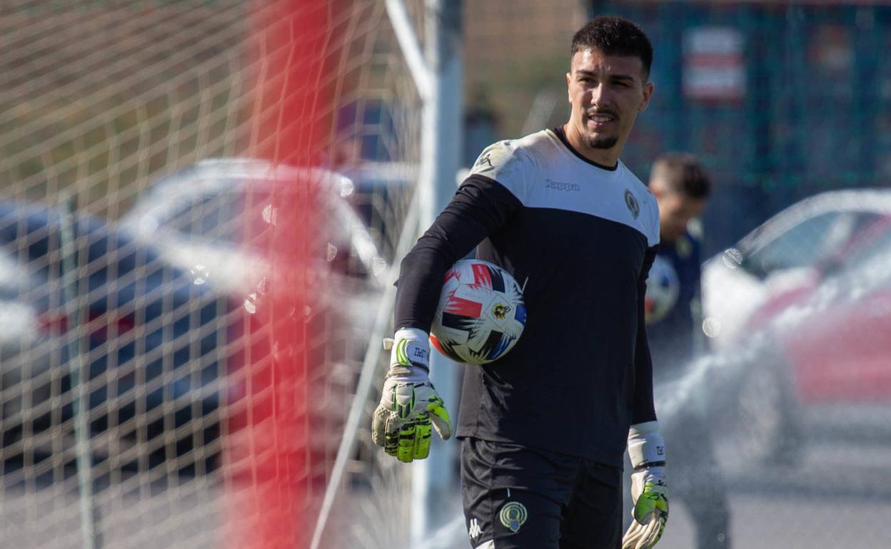 El portero del equipo, Adri López, durante el último entrenamiento en Fontcalent. 