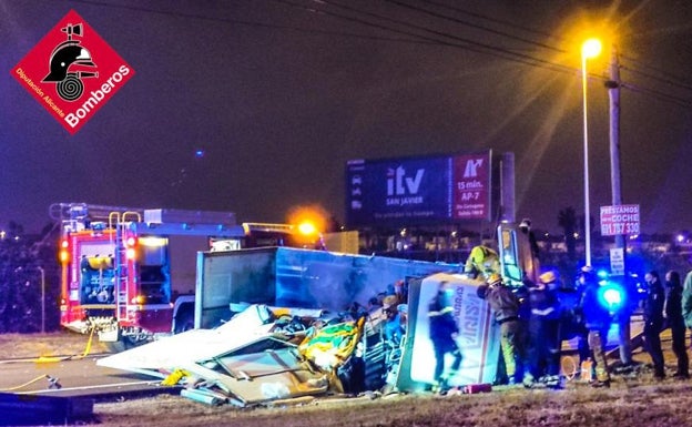 Imagen principal - Los bomberos rescatan al camionero atrapado tras el accidente. 