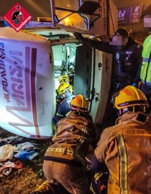 Imagen secundaria 2 - Los bomberos rescatan al camionero atrapado tras el accidente. 