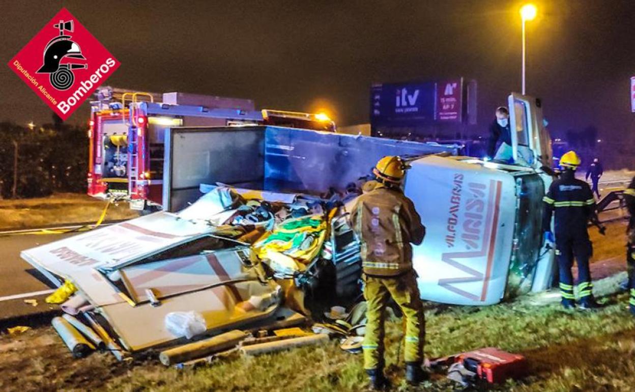 El conductor del coche pudo salir del vehículo por su propio pie. 