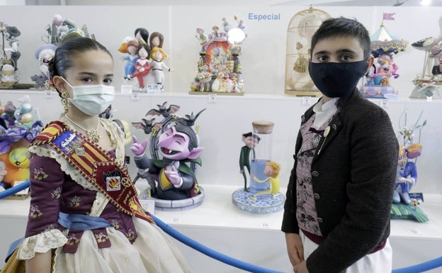 Imagen principal - Gabriela Clavet y Miguel Torres, de Almirante Cadarso, figura de L'Antiga y público asistente. 