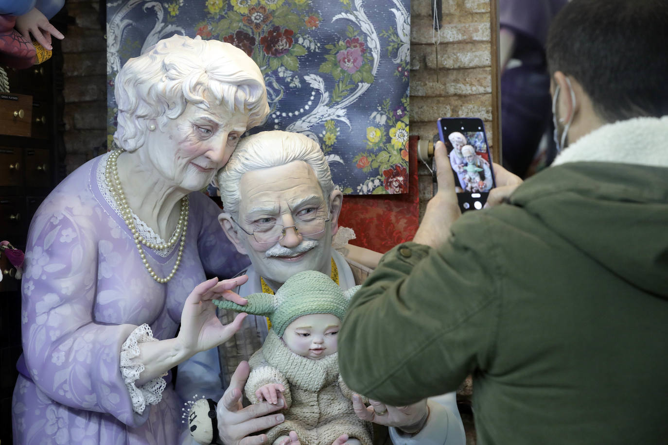 Las Fallas se acercan y los ninots ya han desembercado en Valencia. La Exposició del Ninot ha recibido a sus primeros visitantes este sábado tras su inauguración. El Museo de las Ciencias acoge a las 750 figuras que optan a ser indultadas y, por lo tanto, salvadas del fuego a través del voto de las personas que visitan la muestra. El horario de la exposición es de 10 a 20 horas de lunes a jueves y de 10 a 21 horas de viernes a domingo.