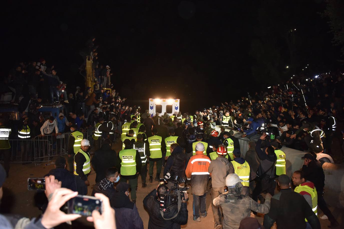 Marruecos se vuelca para sacar al niño del pozo donde cayó el martes 1 de febrero de 2022. 