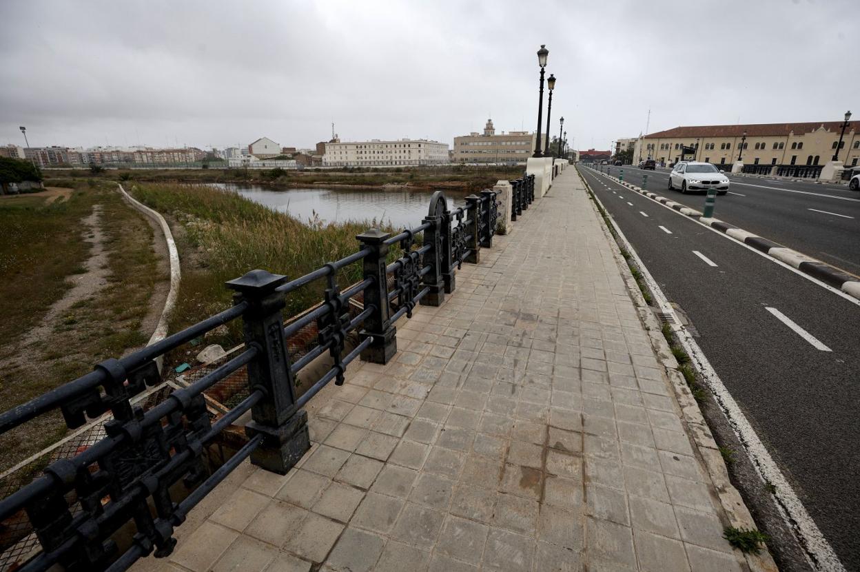 El puente de Astilleros situado entre las dos zonas pendientes de ajardinar en la desembocadura. jesús signes