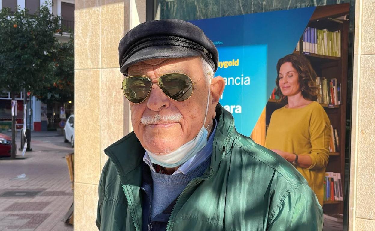 José María de Belda, ante un banco, sector en el que ha trabajado. 