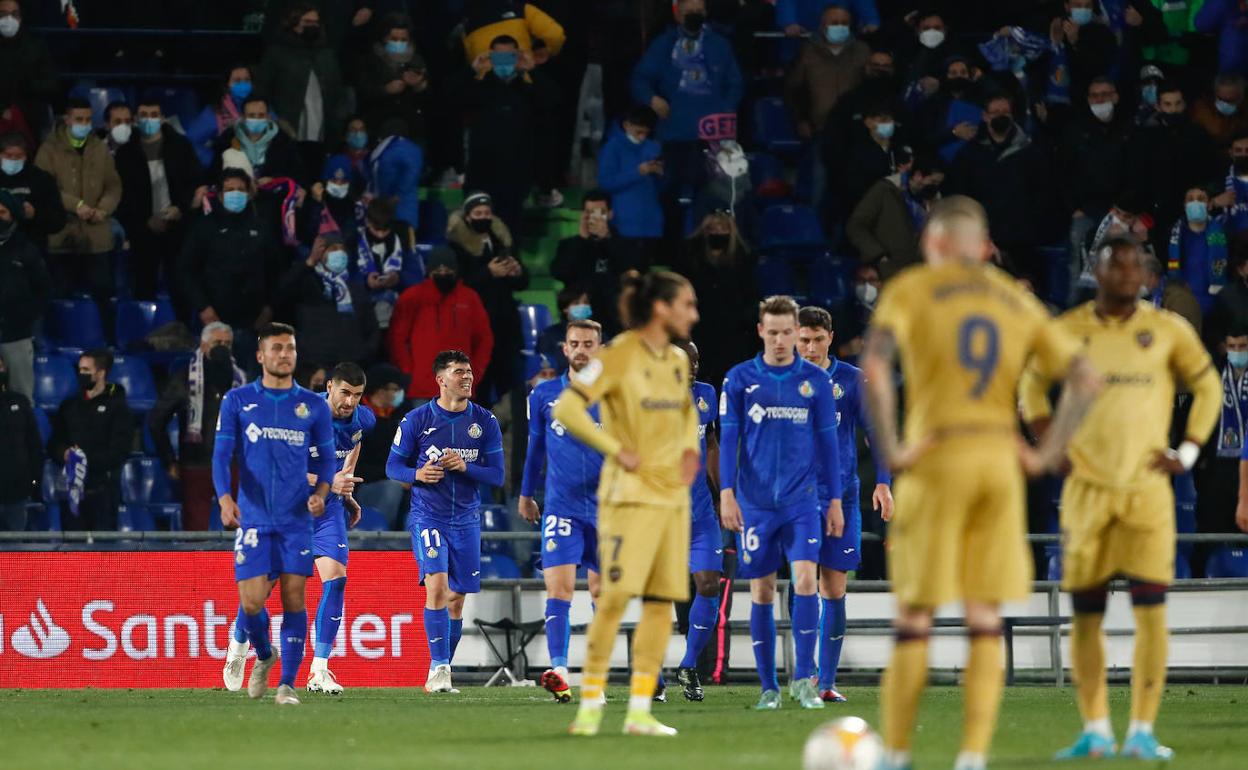 Los jugadores del Levante se lamentan tras uno de los goles del Getafe el pasado viernes.