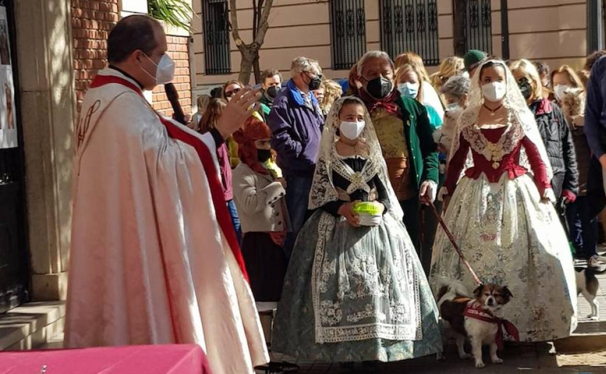 Bendición y apuntà de perritos de la falla Joaquín Costa-Burriana. 