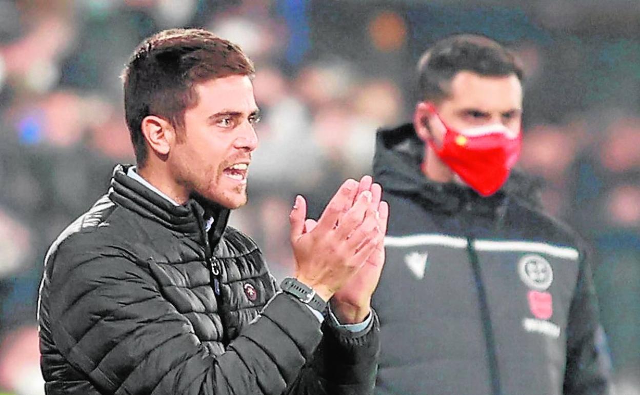 Alessio Lisci anima a sus futbolistas durante un partido del Levante.