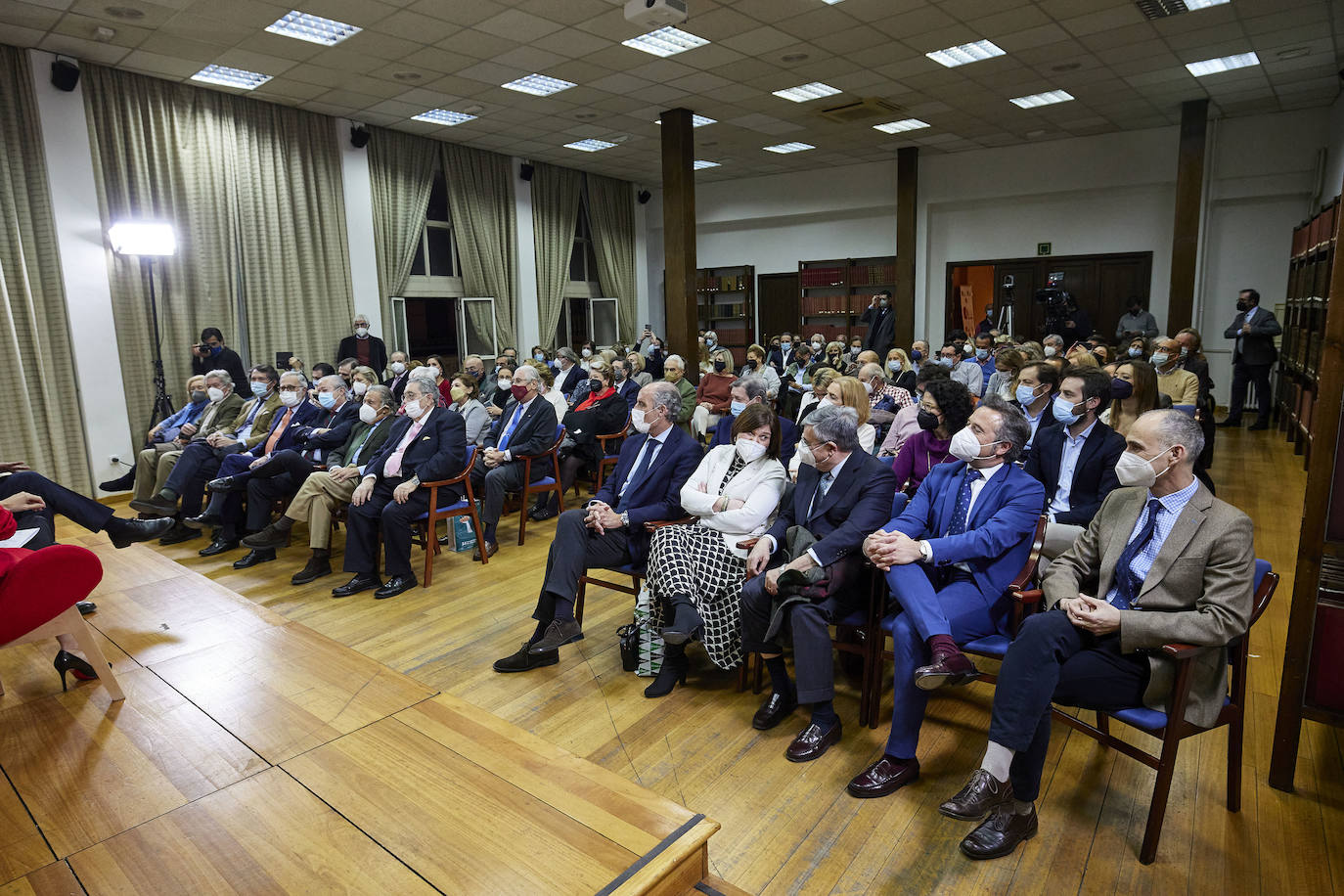 Fotos: Cayetana Álvarez de Toledo presenta su libro en el Aula LAS PROVINCIAS