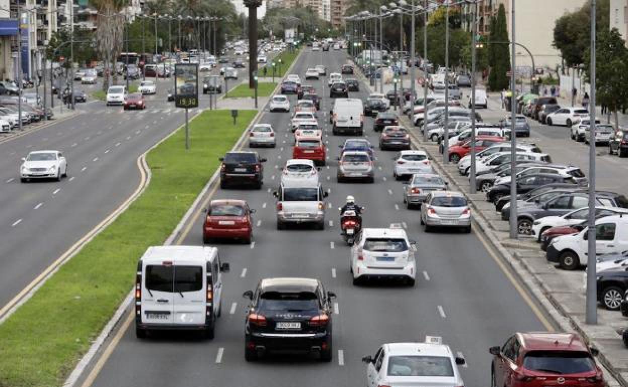 En circulación. Varios vehículos avanzan por la avenida Ausiàs March de Valencia.