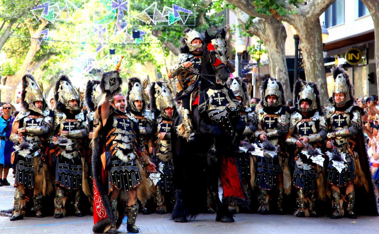 Una filà de Dénia durante el desfile de gala de la fiesta. 