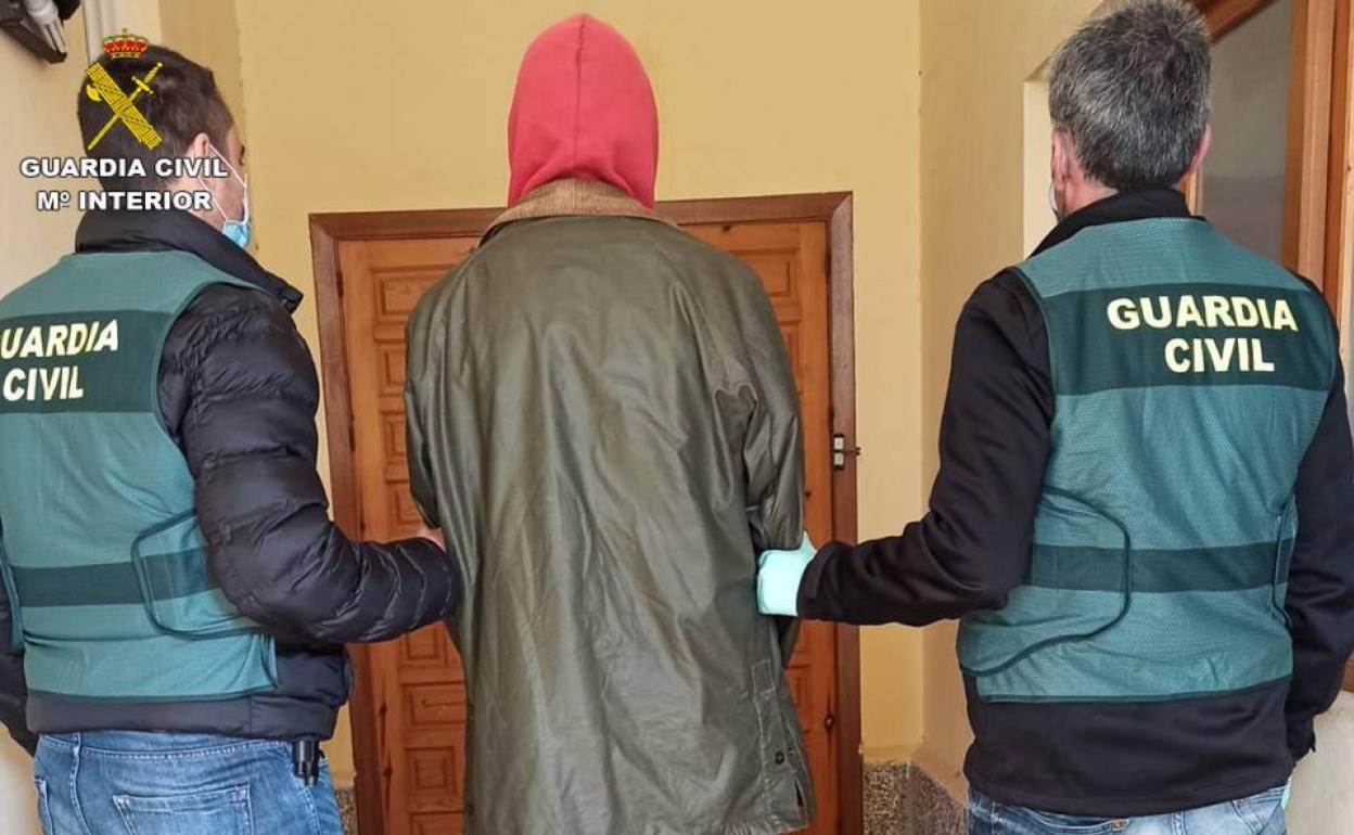 Dos agentes de la Benemérita con el arrestado. 