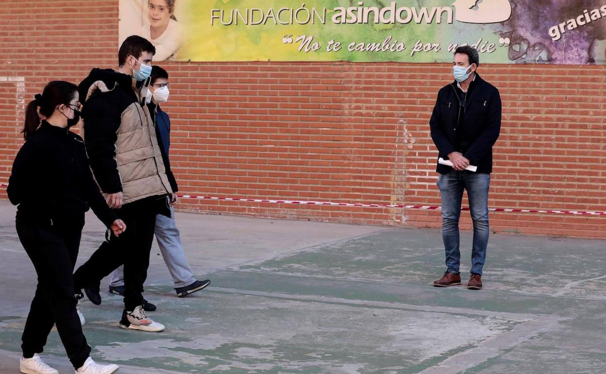 Jóvenes de la Asociación Asindown de Valencia, recibiendo formación para recibir a las autoridades y a los actores y actrices que acudirán a los premios Goya 2022.