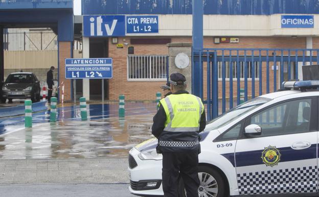 La multa por llevar varias pegatinas de la ITV en el coche