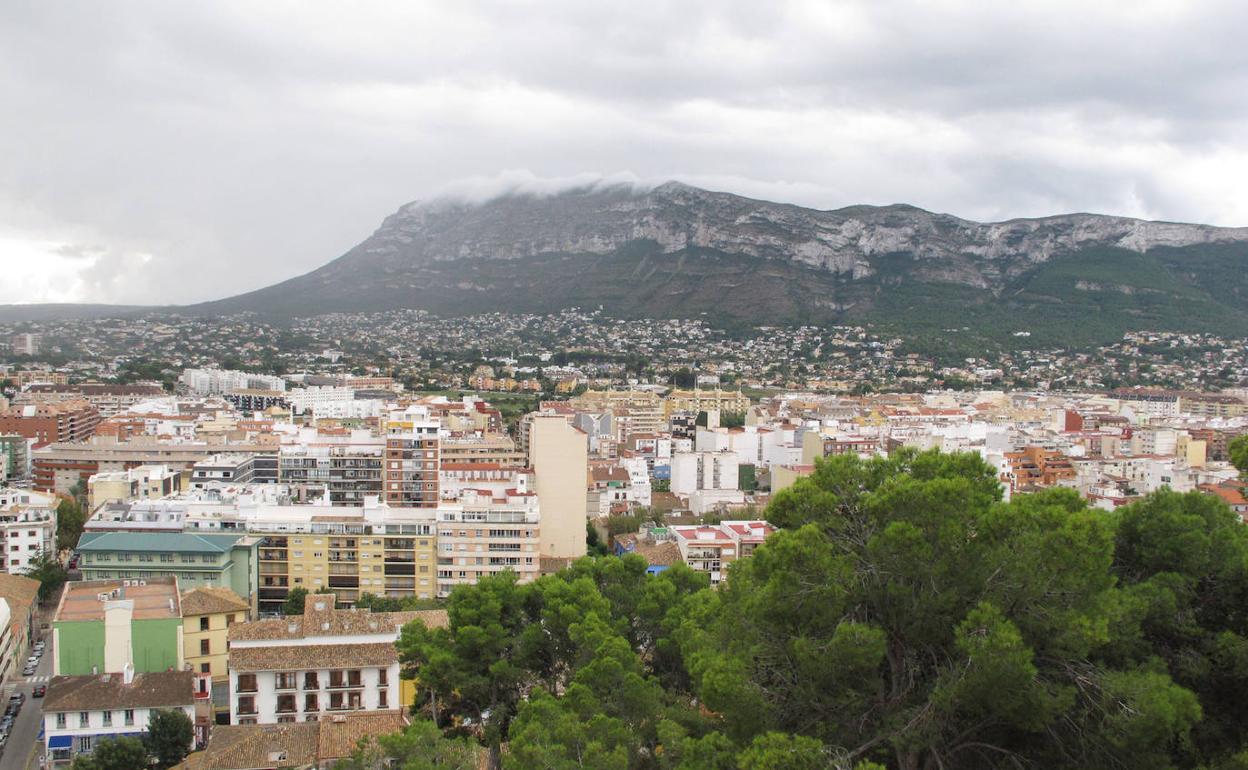 Vista panorámica de Dénia y el Montgó desde el castillo. 