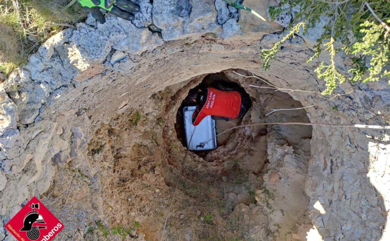 Rescate del perro con ayuda de un transportín, este lunes en el parque natural Las Lagunas de La Mata. 